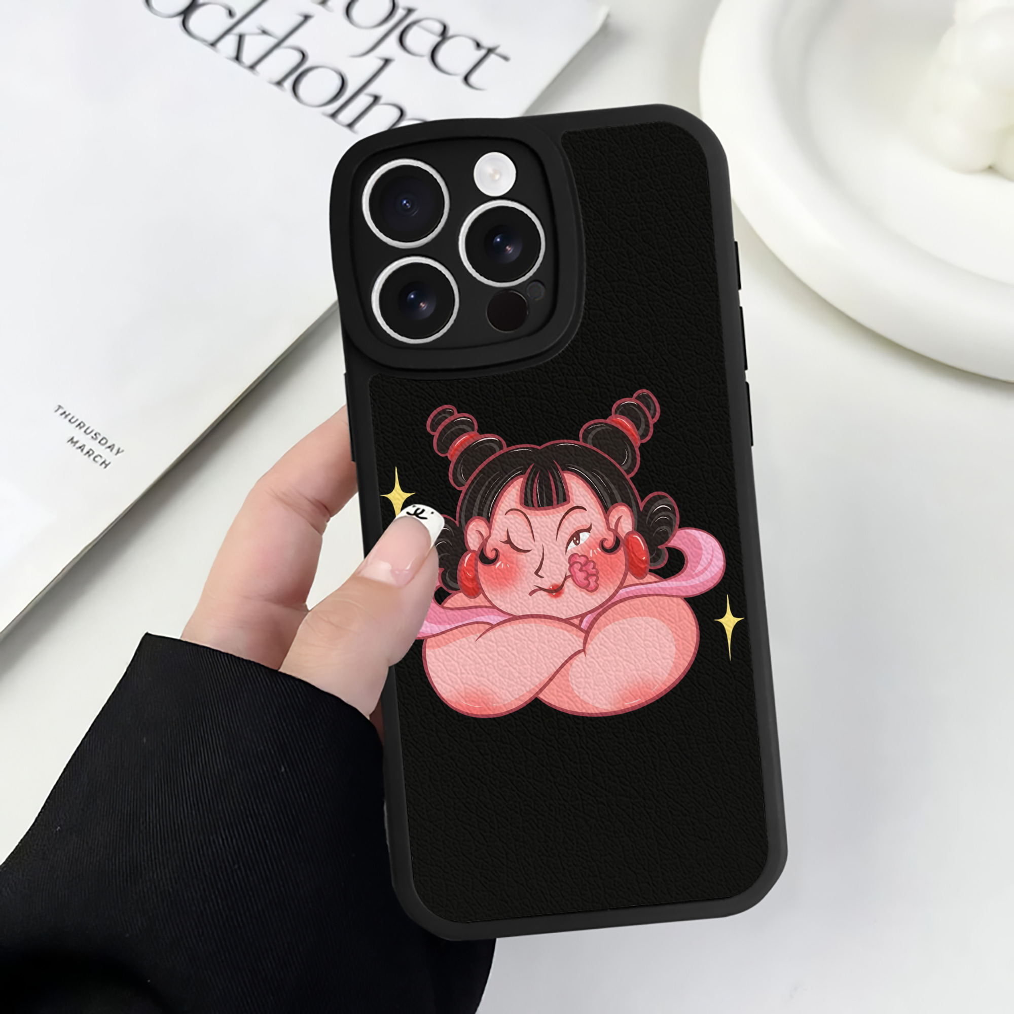 （画像用） Ne Zha 2 ナタ 魔童の大暴れ 【iPhone 16シリーズ対応】シリコンスマホケース（レザー調） 材質：シリコン